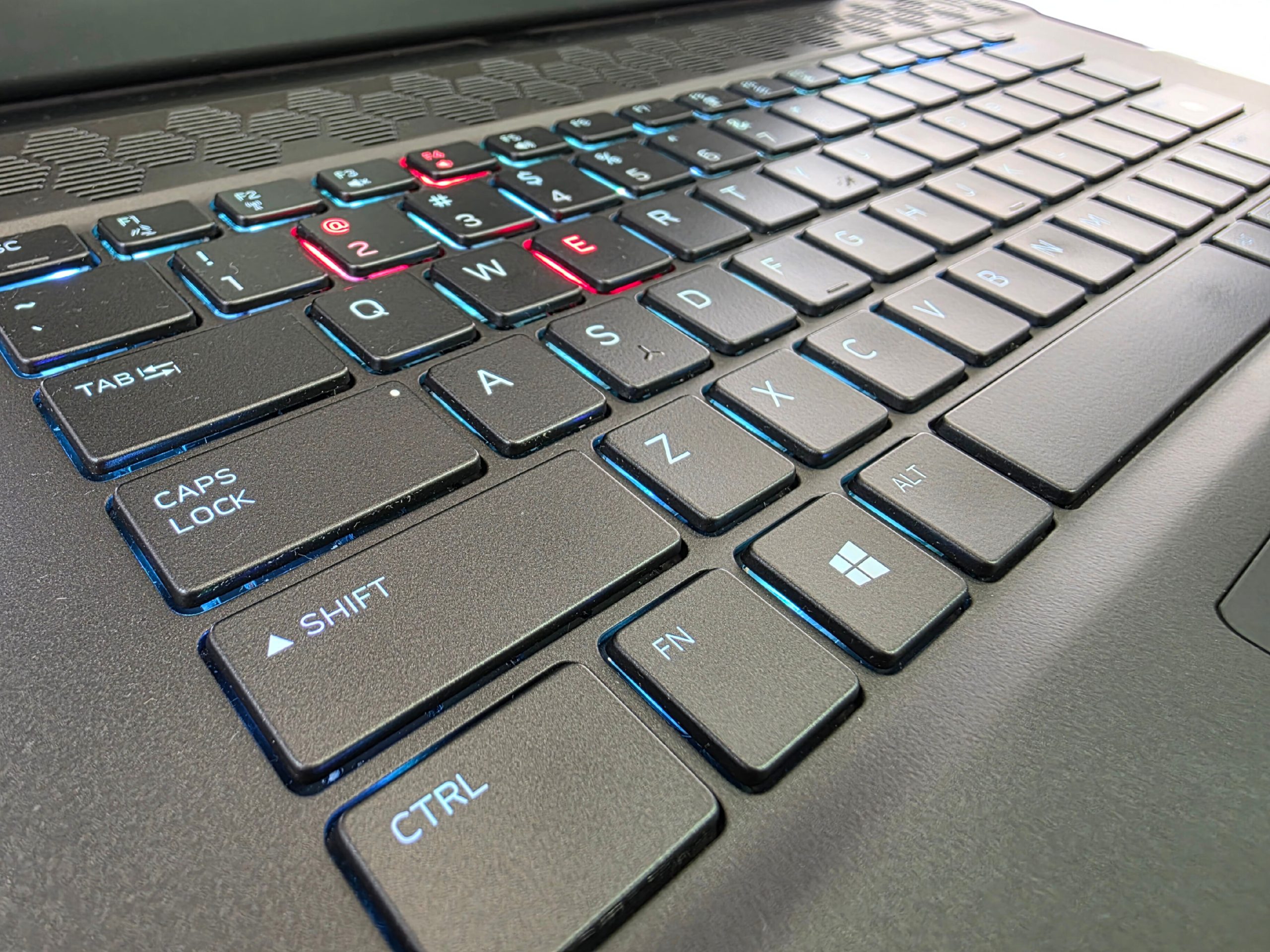 ⭐ALIENWARE M15 R2 – i7 9th, RTX 2070 8GB, 8GB RAM, 2x SSD, QWERTY – GAMING! – TOP!⭐ – Bild 4